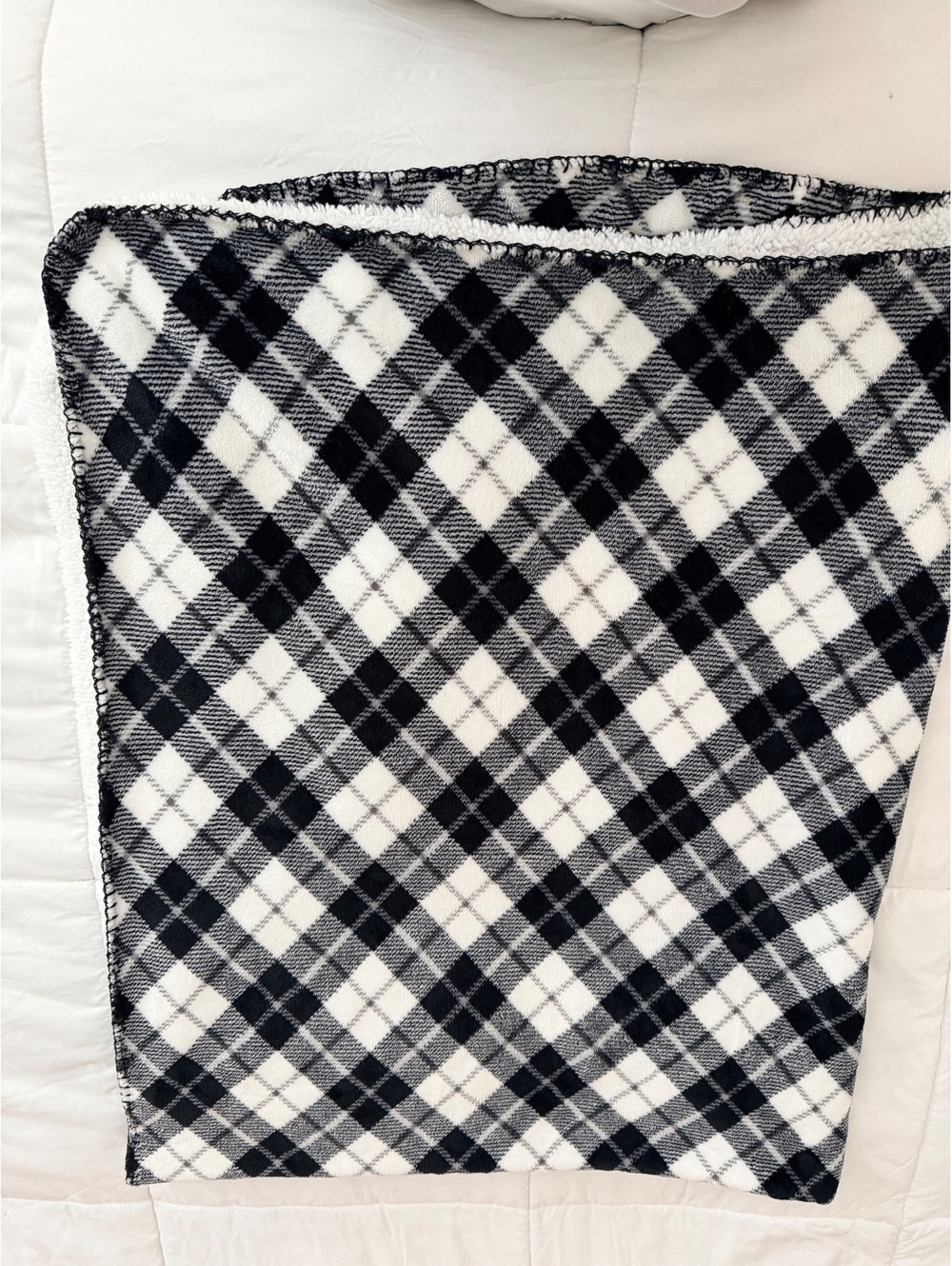 Cozy Black and White Plaid Sherpa Blanket Throw